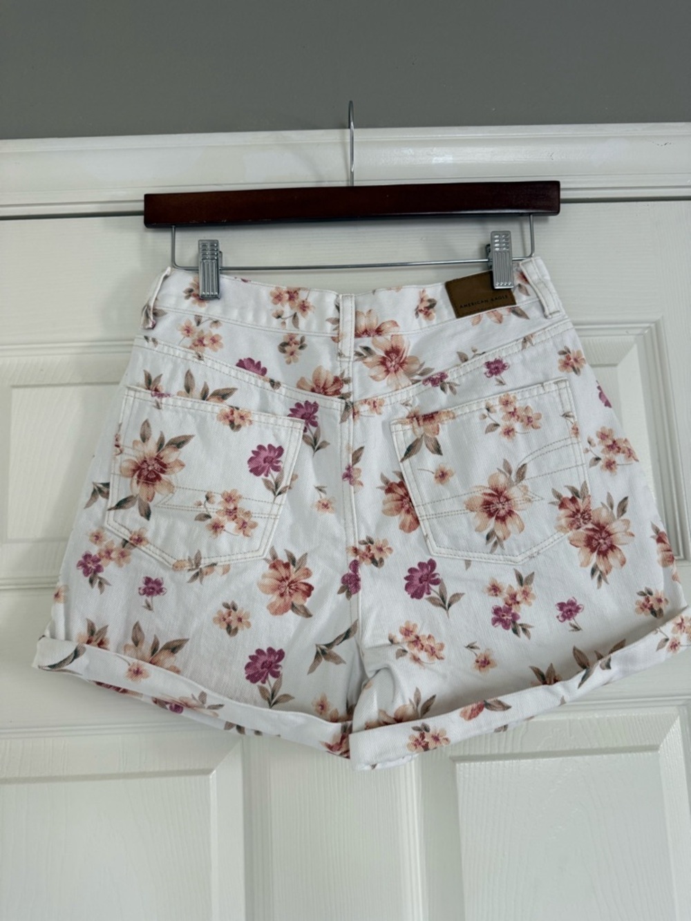 American Eagle White Floral Print Mom  Shorts Size 2 - Picture 6 of 8